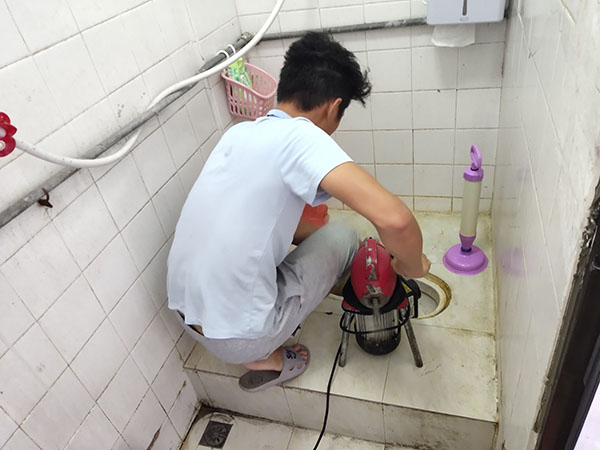 荣邦乡管道堵塞冒臭气 专业师傅现场解决问题
